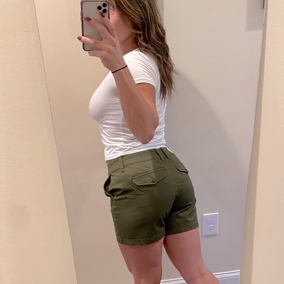 Liz Claiborne Classic Chino Short NWT Size 4P - Picture 3 of 9